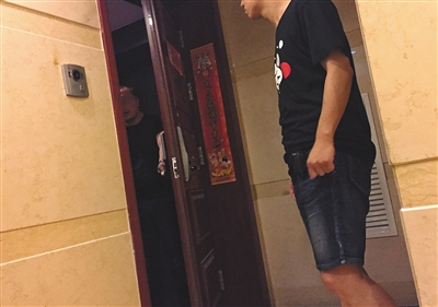 新華聯(lián)國際公寓23層，辦案民警陸續(xù)進(jìn)入涉案房間