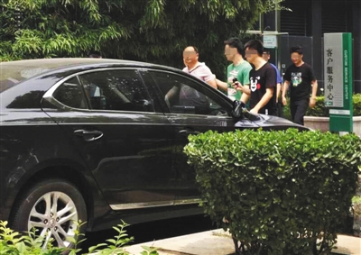 昨日下午，北京警方從新華聯(lián)國際公寓內(nèi)帶出一名男子