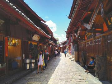 6月3日中午，麗江古城街道上游客稀少。