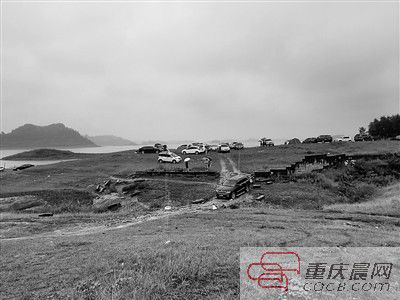 10日，約30輛自駕車被困在長(zhǎng)壽湖的這片湖灘上。