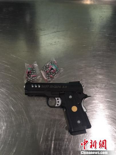 圖為查獲的空氣動力槍和鋼珠彈。　鐘欣　攝