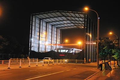 昨日夜間，河北北戴河，“巴鐵”1號試驗(yàn)地，工作人員正在對車體進(jìn)行施工檢修。