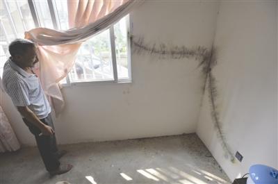 村民家中電視機的天線被閃電擊中，貼在墻上的線被燒毀