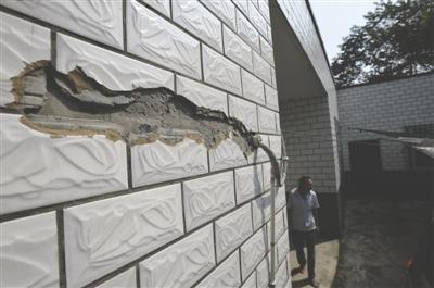 村民家被閃電擊中，墻上的瓷磚被打壞