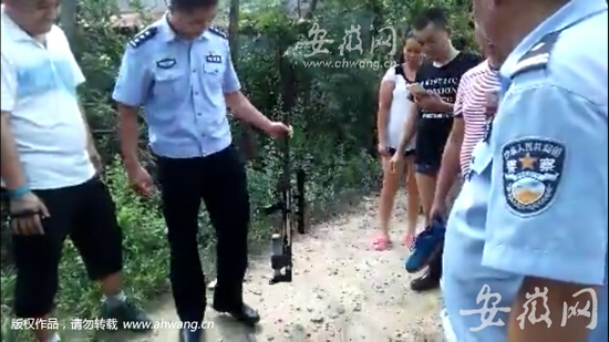 警方在案發(fā)地附近找到的槍支。