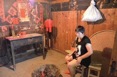 邱巧媚經(jīng)常一個(gè)人坐在屋里發(fā)呆。本版圖片京華時(shí)報(bào)記者 韓林君 攝