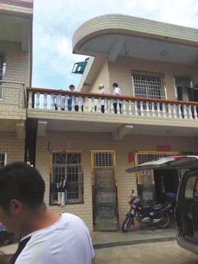 警方在嫌疑人鄰居家二樓露臺(tái)上發(fā)現(xiàn)女孩尸體。 家屬供圖