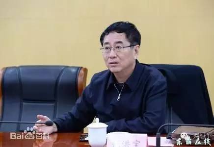 通報(bào)指出，張洪寶眼看著幾年前還不知名的個(gè)體老板搖身一變成為大企業(yè)家，心里既艷羨又發(fā)酸，滋生了“我為他們贏得了好的發(fā)展機(jī)遇，收些款物就權(quán)當(dāng)是對(duì)我這些年辛勤工作的一種補(bǔ)償”的念頭。于是他開始熱衷于與身邊的企業(yè)老板拉拉扯扯、勾肩搭背，剛開始只是幾頓飯、幾張卡，日積月累，越陷越深，不給錢不辦事，給了錢才辦事，在東麗人稱