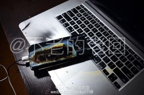 根據(jù)圖片來看，蘋果MacBook Pro筆記本觸控面板左邊部分被熏黑，而且該網(wǎng)友也提供了充電設(shè)備，就是三星Note 7原裝充電器。