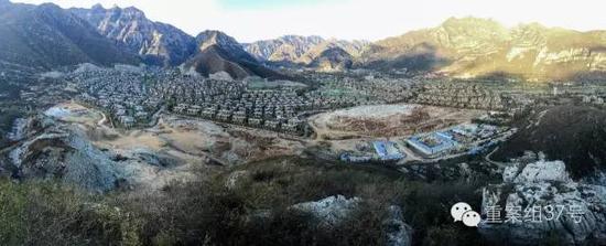 河北淶水“青青小鎮(zhèn)”1-6期全景圖，上百棟別墅組成的別墅群依山而建。部分山體被炸平，準(zhǔn)備建起聯(lián)排雙拼別墅。    新京報(bào)記者 大路 攝