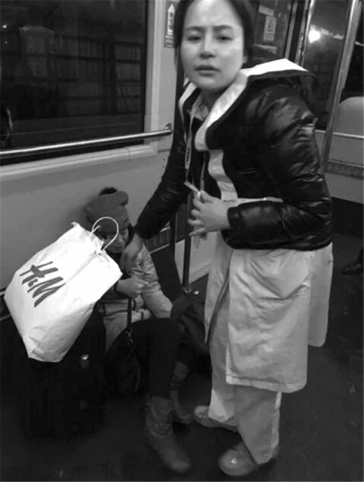 事發(fā)后，一名女乘客（左）受傷。