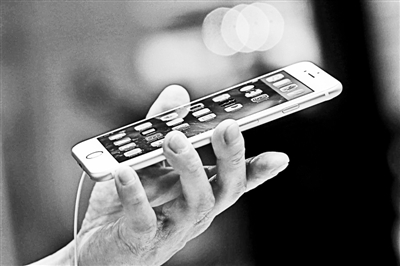 事實(shí)上，很多專業(yè)人士認(rèn)為蘋果回到美國生產(chǎn)不切實(shí)際的真正原因在于美國缺乏足夠的產(chǎn)業(yè)工人和配套產(chǎn)業(yè)鏈。一家風(fēng)險(xiǎn)投資公司的合伙人就表示：“目前美國在消費(fèi)電子產(chǎn)品領(lǐng)域已經(jīng)不具備供應(yīng)鏈。這種供應(yīng)鏈不僅僅指的是原材料和核心部件，而且還包括具有一定能力的熟練技術(shù)工人。”