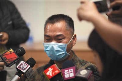 昨日，深圳，羅一笑的父親羅爾接受媒體采訪。圖/視覺中國