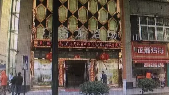 張阿姨說，附近柜臺一名工作人員，說什么也不讓她在這塊走廊哄孫女，幾句不和，雙方吵了起來。