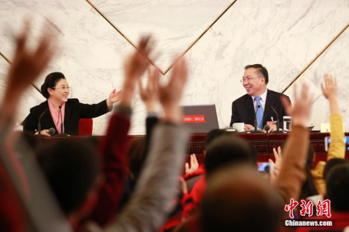 資料圖：2016年3月2日，全國(guó)政協(xié)十二屆四次會(huì)議新聞發(fā)布會(huì)在北京人民大會(huì)堂舉行，大會(huì)新聞發(fā)言人王國(guó)慶(右)回答中外記者提問(wèn)。中新社記者 盛佳鵬 攝