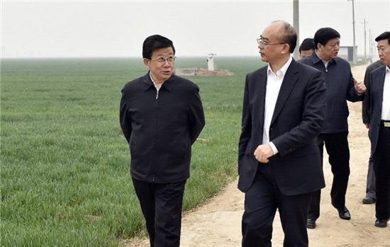 4月3日至4日，河北省委書記、省人大常委會主任趙克志，省委副書記、省政府黨組書記許勤在雄安新區(qū)調(diào)研。這是趙克志、許勤4日實地察看雄安新區(qū)核心區(qū)概貌。 圖片來源：河北新聞網(wǎng)