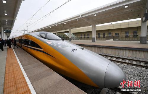 資料圖：2017年3月21日，新型CRH380AJ--0203動(dòng)車組列車“黃醫(yī)生”從蘭州西車站高速場(chǎng)上線，開(kāi)始檢測(cè)寶蘭客專蘭州西站至東岔站間334公里高鐵行車設(shè)備，寶蘭客專（蘭州局管段）聯(lián)調(diào)聯(lián)試正式啟動(dòng)。楊艷敏 攝