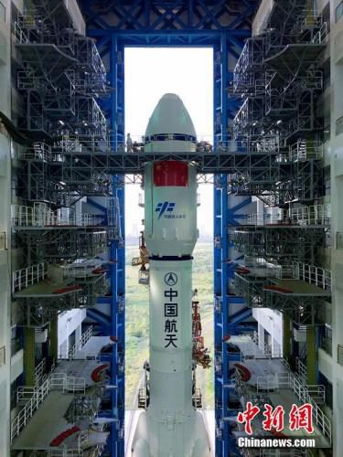 垂直轉(zhuǎn)運(yùn)的順利完成，標(biāo)志著“天舟一號(hào)”飛行任務(wù)正式進(jìn)入發(fā)射階段。張文軍 攝