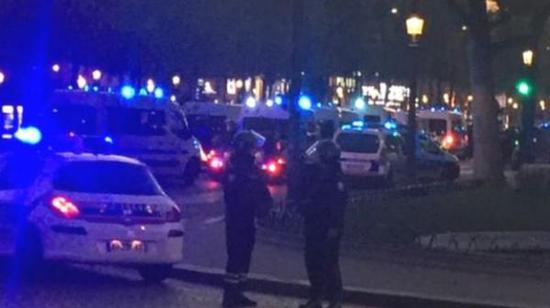 據(jù)英國廣播公司（BBC）消息，巴黎警方稱，巴黎中部發(fā)生槍擊事件，一名警察死亡，另一名受傷。