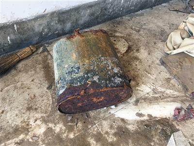 村民參與治理滲坑時(shí)使用過(guò)的鐵桶，已經(jīng)被嚴(yán)重腐蝕。