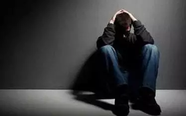 男女網(wǎng)上早戀遭反對(duì) 倆人竟用502膠把手粘到一起