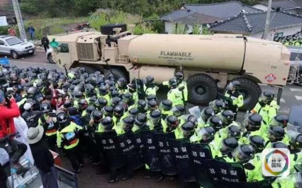 凌晨4時(shí)30分左右，駐韓美軍向“薩德”系統(tǒng)部署地星州高爾夫球場(chǎng)運(yùn)送“薩德”相關(guān)裝備。約有20多輛卡車和軍用拖車進(jìn)入星州高爾夫球場(chǎng)，其中裝有兩臺(tái)導(dǎo)彈發(fā)射架、X波段雷達(dá)及作戰(zhàn)指控中心等裝備。