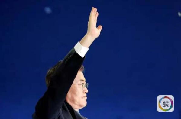 目前民調(diào)領(lǐng)先的共同民主黨候選人文在寅方面當(dāng)天上午表示，強(qiáng)行在星州部署“薩德”的做法“無視國民意愿和程序”，實(shí)際上切斷了下屆政府針對(duì)“薩德”相關(guān)政策的判斷余地。