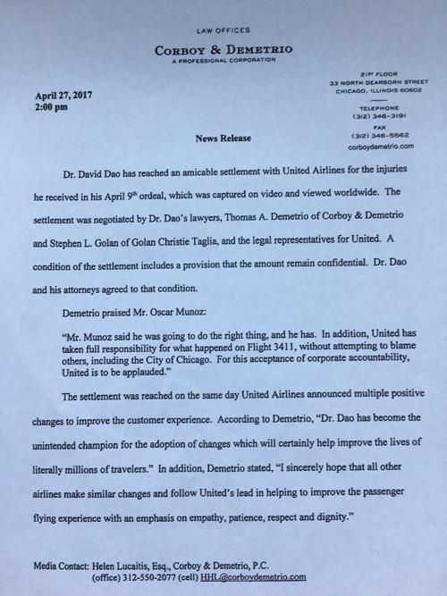 當(dāng)?shù)貢r(shí)間4月27日14點(diǎn)（北京時(shí)間28日凌晨3點(diǎn)），負(fù)責(zé)代理美聯(lián)航暴力拖拽乘客下飛機(jī)一案的律師德梅特里奧給包括央視記者在內(nèi)的媒體發(fā)來(lái)郵件，稱美聯(lián)航已與遭暴力拖拽下飛機(jī)的乘客David Dao達(dá)成和解協(xié)議。但作為條件之一，協(xié)議的具體內(nèi)容和涉及的金額保密。