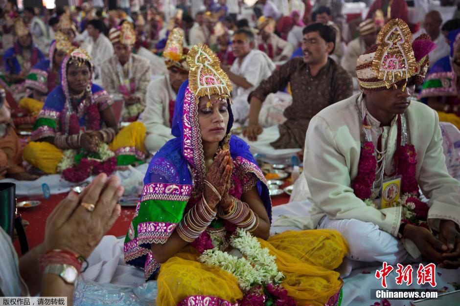 當(dāng)?shù)貢r(shí)間2014年6月15日,印度新德里,印度政府為數(shù)百對(duì)貧困新人舉辦集體婚禮。