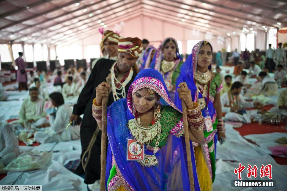 當(dāng)?shù)貢r(shí)間2014年6月15日,印度新德里,印度政府為數(shù)百對(duì)貧困新人舉辦集體婚禮。