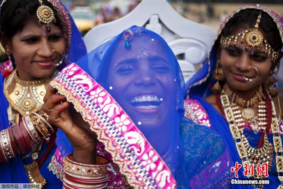 當(dāng)?shù)貢r(shí)間2014年6月15日,印度新德里,印度政府為數(shù)百對(duì)貧困新人舉辦集體婚禮。