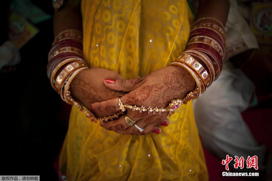 當(dāng)?shù)貢r(shí)間2014年6月15日,印度新德里,印度政府為數(shù)百對(duì)貧困新人舉辦集體婚禮。