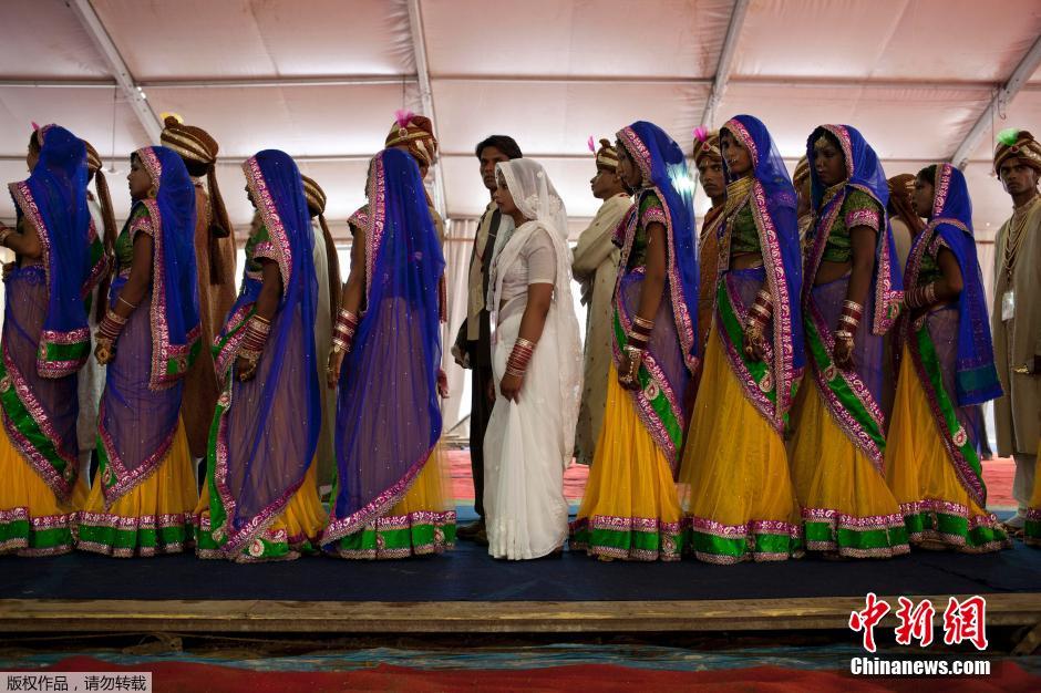 當(dāng)?shù)貢r(shí)間2014年6月15日,印度新德里,印度政府為數(shù)百對(duì)貧困新人舉辦集體婚禮。