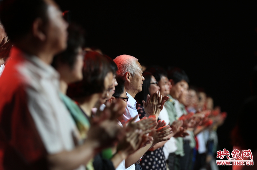 中央電視臺(tái)“時(shí)代楷模”發(fā)布廳，觀眾起立為“編外雷鋒團(tuán)”鼓掌。