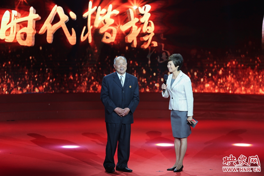 河南鄧州“編外雷鋒團(tuán)”團(tuán)長，在“時(shí)代楷?！卑l(fā)布廳接受敬一丹訪問。