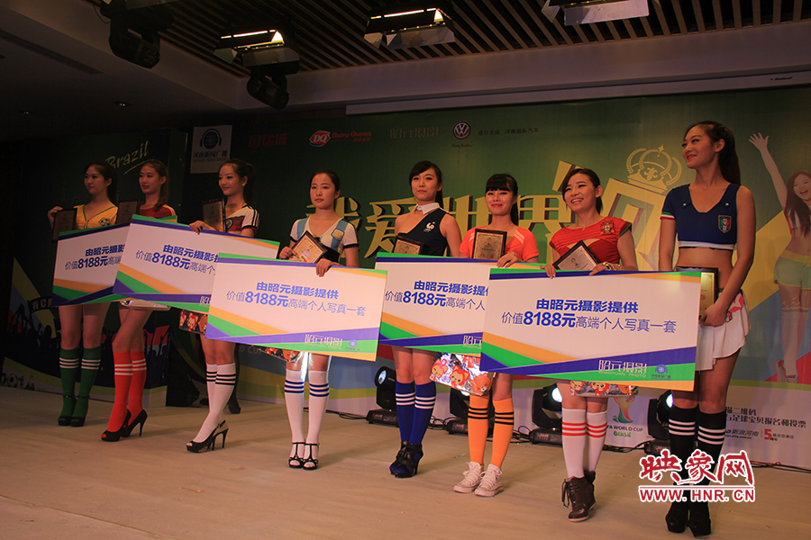 18位足球佳麗通過(guò)自我列紹、旗袍走秀、球衣展示三輪比拼，最終8位選手成功勝出。