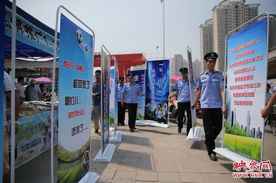 “平日里地鐵口出出入入，總得閃轉(zhuǎn)騰挪......”