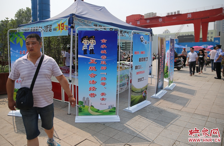 攤位被“圍觀”后，沒有一單生意，過往市民叫好。