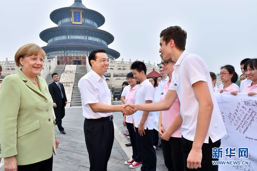 李克強同默克爾與青少年代表親切交流。
