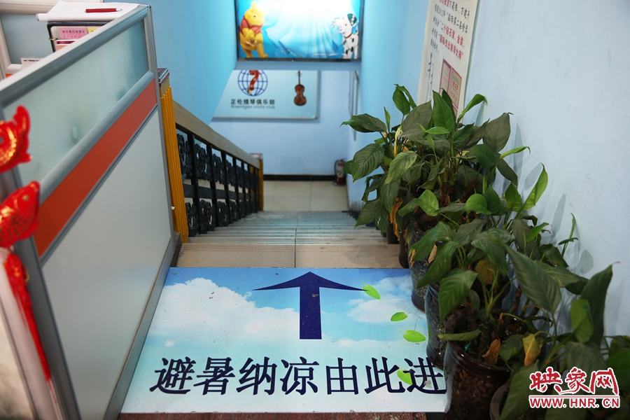 金水區(qū)人防（珠江琴行）納涼點入口處的明顯標(biāo)識。