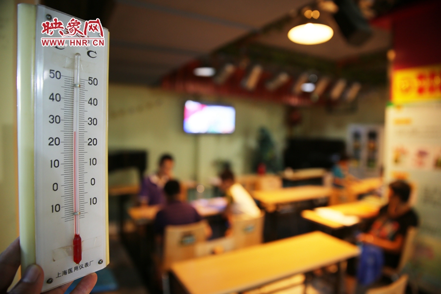 金水區(qū)人防辦（珠江琴行）納涼處，市民在25度的室內(nèi)玩棋牌。