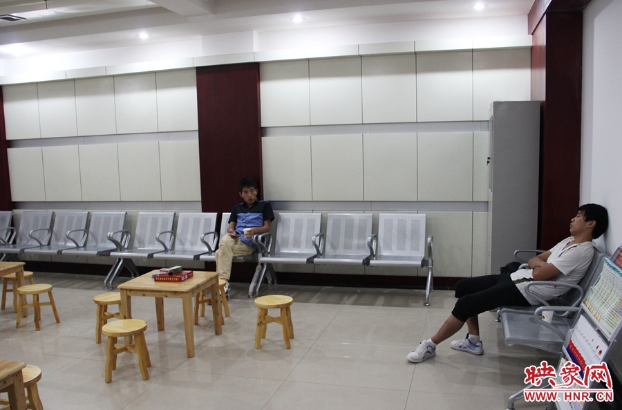 中原區(qū)人防納涼場所（桐柏路與中原路交叉口），市民在22度的室內(nèi)休息，并配有棋牌和飲用水。