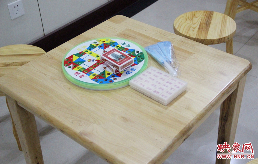 中原區(qū)人防納涼場所（桐柏路與中原路交叉口）內(nèi)配備的棋牌和扇子。