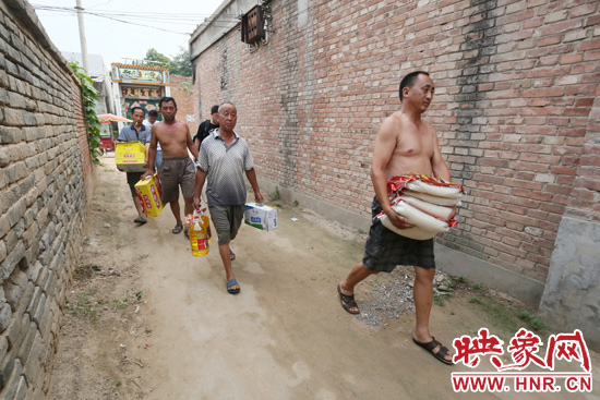 映象網(wǎng)記者為老人帶來大米糧油等生活物資。