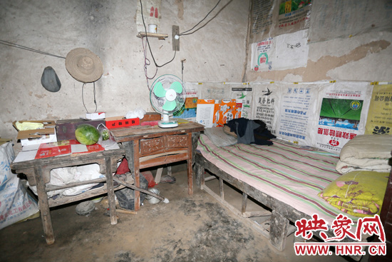 老人的居住條件十分簡陋。