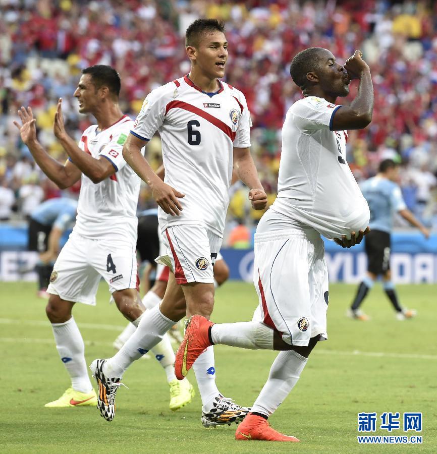 6月14日，哥斯達(dá)黎加隊(duì)球員喬·坎貝爾（右一）進(jìn)球后將足球塞進(jìn)衣服內(nèi)慶祝。