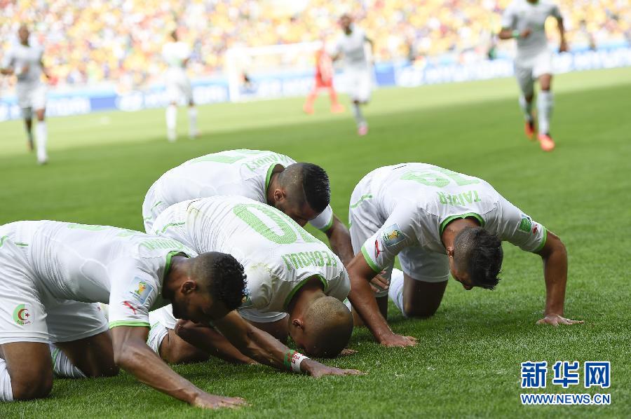6月17日，阿爾及利亞隊(duì)球員蘇·費(fèi)古利（左二）罰入點(diǎn)球后與隊(duì)友慶祝。