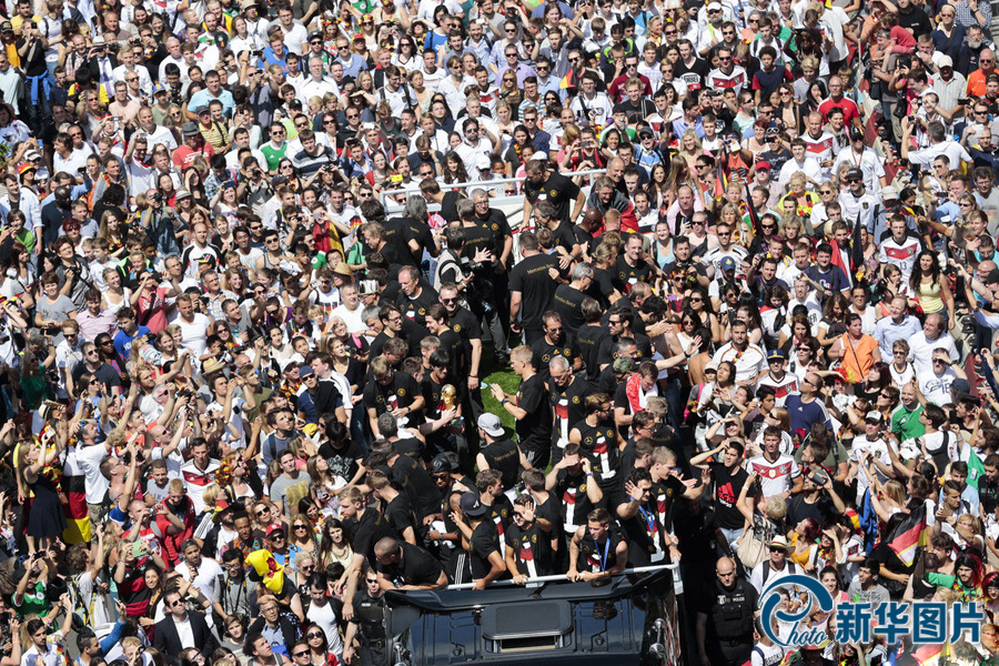 當?shù)貢r間2014年7月15日，德國柏林，德國隊歸國舉行奪冠巡游。