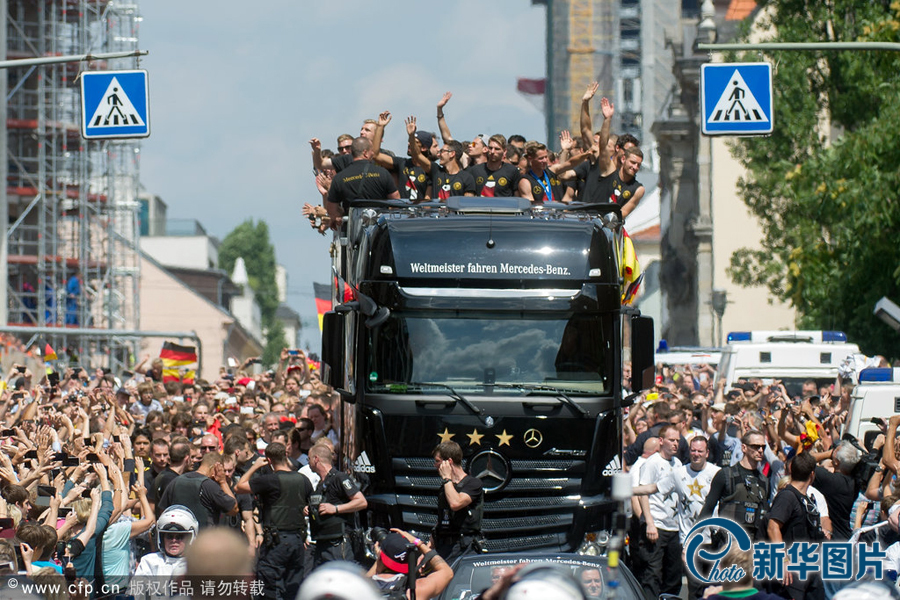 當?shù)貢r間2014年7月15日，德國柏林，德國隊歸國舉行奪冠巡游。