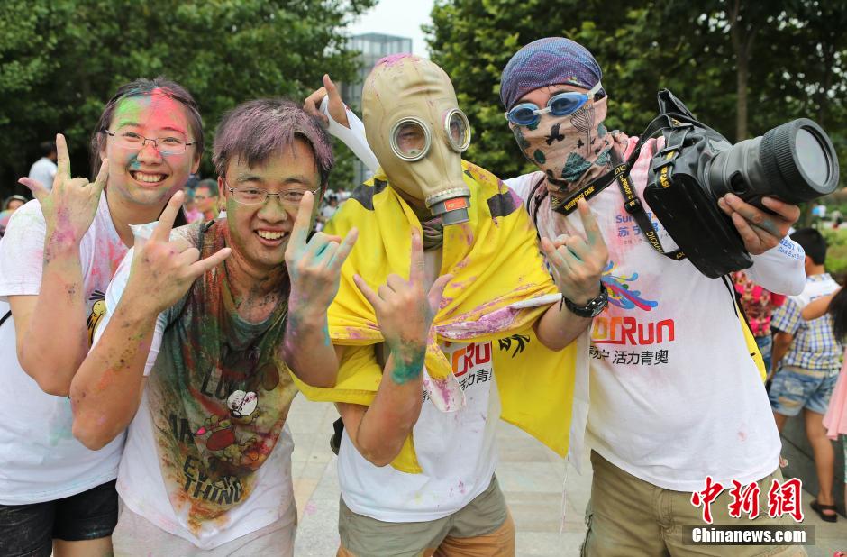 7月19日,參加彩虹跑的年輕人沖向終點后合影。